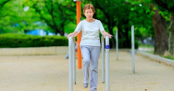 Veja como movimentos simples em casa podem ajudar a manter o equilíbrio, a força e a mobilidade