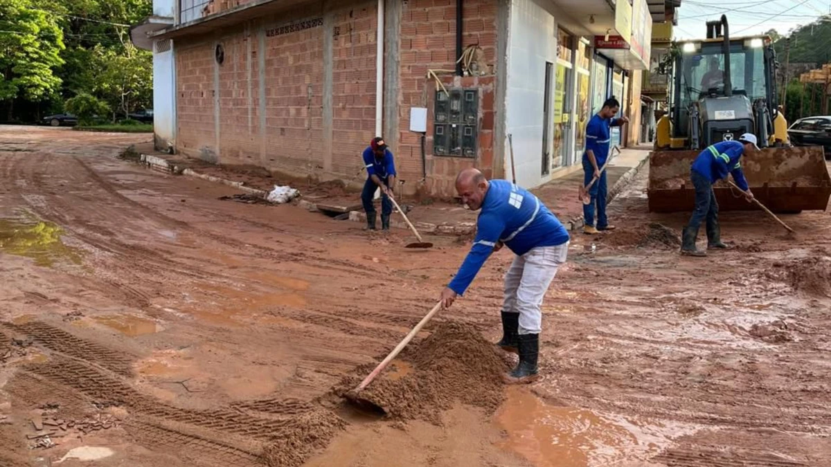 Após o temporal, equipes trabalham para remover lama em Irupi por Reprodução | Leitor AG