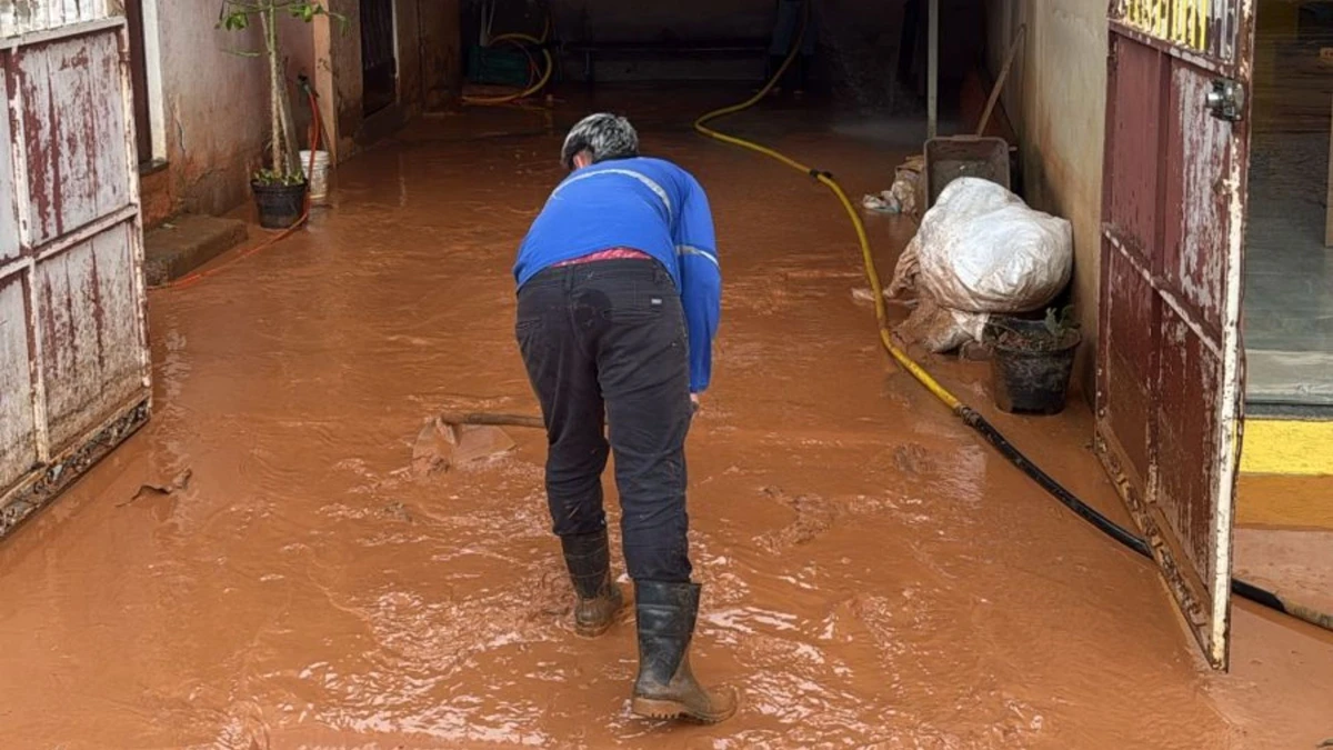 Após o temporal, equipes trabalham para remover lama em Irupi por Reprodução | Leitor AG