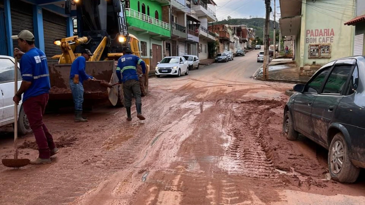 Após o temporal, equipes trabalham para remover lamaIrupi por Reprodução | Leitor AG