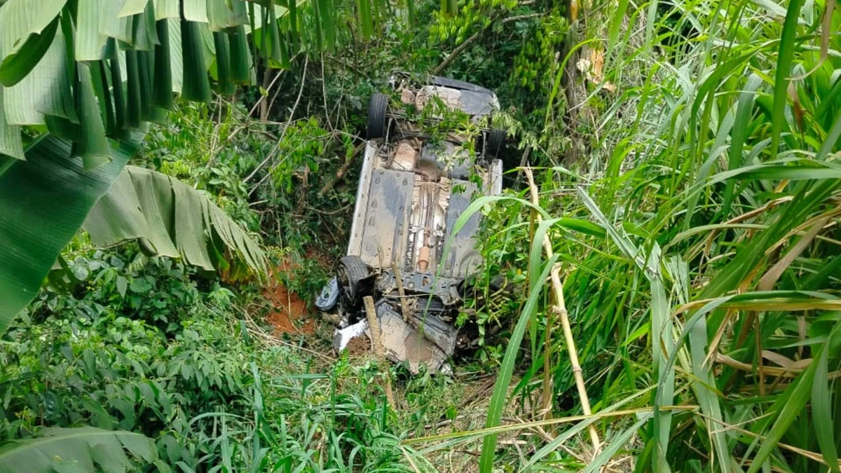 Carro capota e motorista morre em acidente em Itapemirim