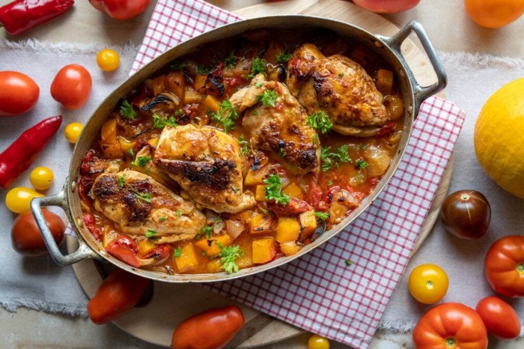 Frango assado com legumes (Imagem: Angelika Heine | Shutterstock)