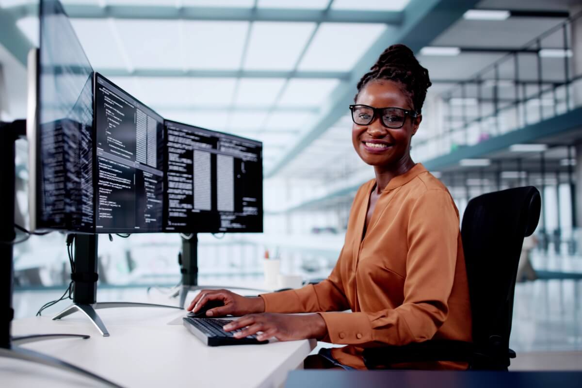 O avanço tecnológico vem impulsionando o mercado de trabalho a uma das transformações mais intensas de sua história (Imagem: Andrey_Popov | Shutterstock)