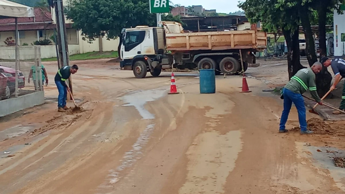 Equipes atuam na limpeza de ruas e áreas afetadas pela chuva em Vila Valério por Reprodução | Leitor AG