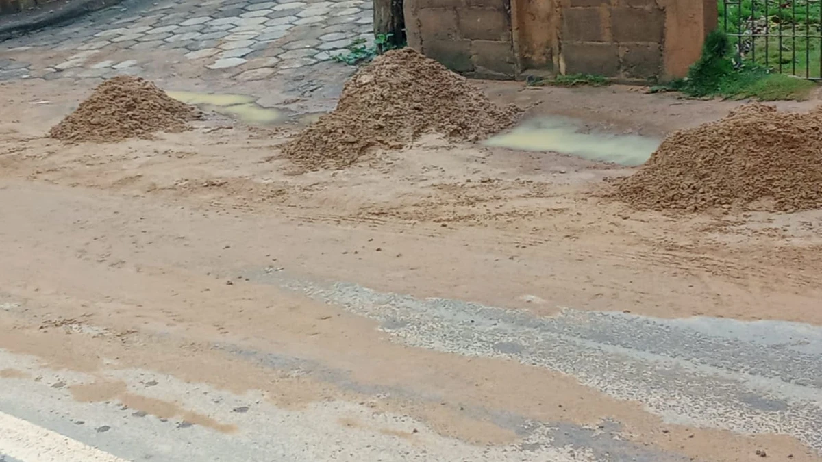 Equipes atuam na limpeza de ruas e áreas afetadas pela chuva em Vila Valério por Reprodução | Leitor AG