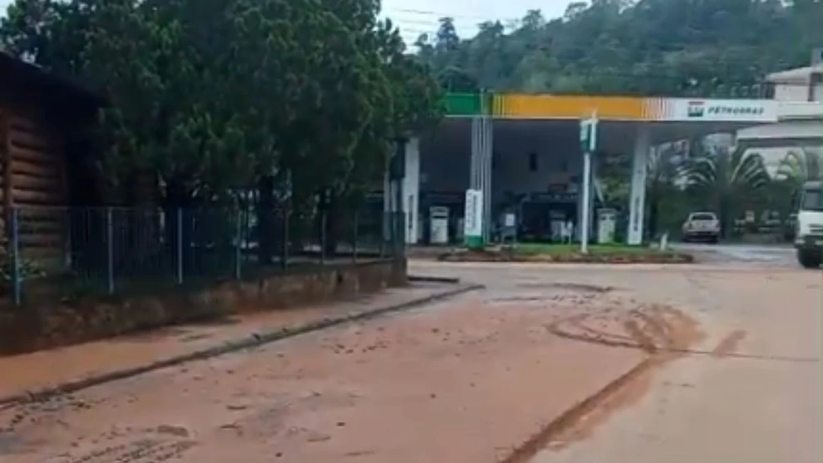 Equipes atuam na limpeza de ruas e áreas afetadas pela chuva em Vila Valério por Reprodução | Leitor AG