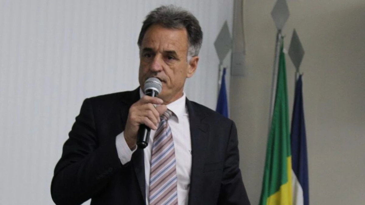 Parlamentar teve hemorragia e edema cerebral após cair de uma escada durante a construção de um galpão; ele segue internado
