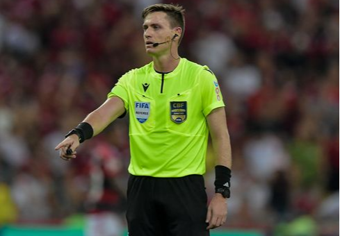 O árbitro Ramon Abatti Abel durante partida entre Flamengo e Atletico-MG no Maracanã pelo Campeonato Brasileiro 2023. Crédito: Thiago Ribeiro/Agif