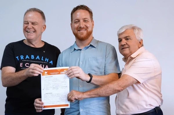 Vitor de Angelo, secretário de Estado de Educação, exibe filiação ao PSB ao lado do governador Renato Casagrande