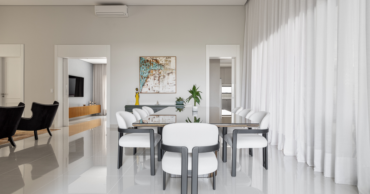 Aplicada no mobiliário, a cor atua como ponto de luz no ambiente (Projeto: Camila Palladino | Imagem: David Aranha)