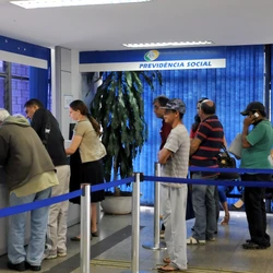 Benefício concedido pela internet, sem exame médico presencial, terá duração de até 60 dias, mas de forma temporária; novo prazo valerá até abril, depois, regra volta aos 30 dias, conforme diz lei publicada em novembro