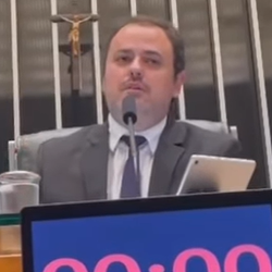 Parlamentar do PSOL está respondendo a um processo interno por falta de decoro parlamentar após ter empurrado e chutado um integrante do Movimento Brasil Livre (MBL).