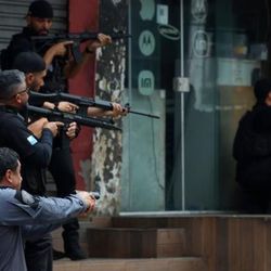 Michael Miklaucic, ex-pesquisador da Universidade de Defesa Nacional, ligada ao Departamento de Estado dos EUA, afirma que crime organizado é um ataque à soberania e deve resultar em penalidades correspondentes.