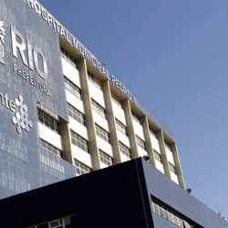 O carro foi atingido por diversos tiros; o homem, que estava na direção, e a mulher, no banco do passageiro, morreram na hora