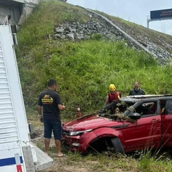As vítimas estavam em um carro que foi arrastado ao tentar passar sob uma ponte, em um viaduto próximo a um rio