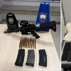 Equipe da Força Tática flagrou grupo manuseando drogas em uma casa de Flexal II; cinco detidos são menores de idade