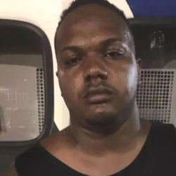 Matheus da Silva de Almeida, conhecido como "Mateusão", estava com um mandado de prisão em aberto por roubo