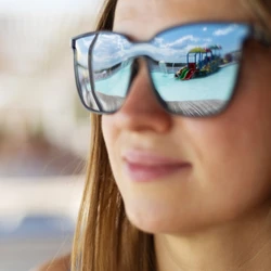 Exposição intensa à radiação UV e contato com água de piscina e do mar podem contribuir para irritações e problemas oculares