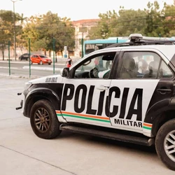 Segundo a polícia, homem portava duas facas e estaria atrás de mulher que já havia sido ferida por ele para consumar o crime