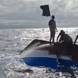 Grupo de Anchieta naufragou em Aracruz, no Norte do Espírito Santo, e foi encontrado por outra embarcação; todos sofreram hematomas, mas passam bem
