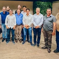 Prefeitos e vice-prefeitos assinaram cartas de desfiliação após posarem para foto ao lado do ex-presidente estadual da sigla, Vandinho Leite