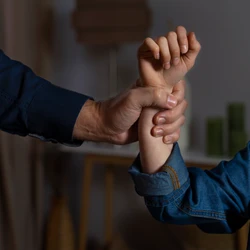 Legislação isenta quem for se inscrever em certame para cargo ou emprego público, e em processos seletivos para contratação de pessoal, por tempo determinado e indeterminado