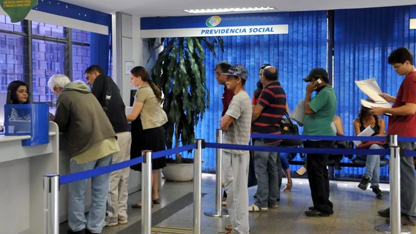 Benefício concedido pela internet, sem exame médico presencial, terá duração de até 60 dias, mas de forma temporária; novo prazo valerá até abril, depois, regra volta aos 30 dias, conforme diz lei publicada em novembro