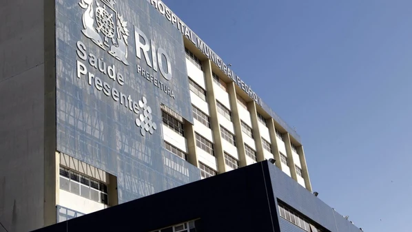 O carro foi atingido por diversos tiros; o homem, que estava na direção, e a mulher, no banco do passageiro, morreram na hora