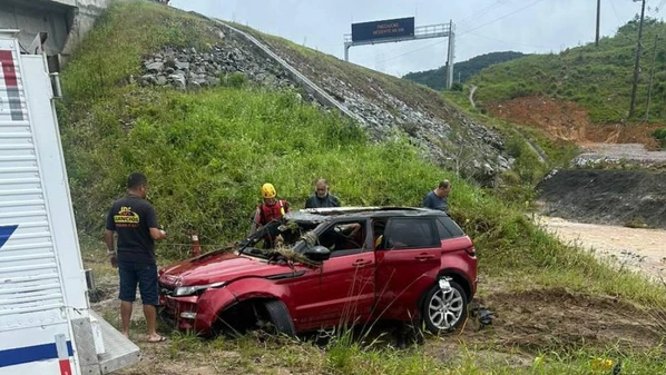 As vítimas estavam em um carro que foi arrastado ao tentar passar sob uma ponte, em um viaduto próximo a um rio