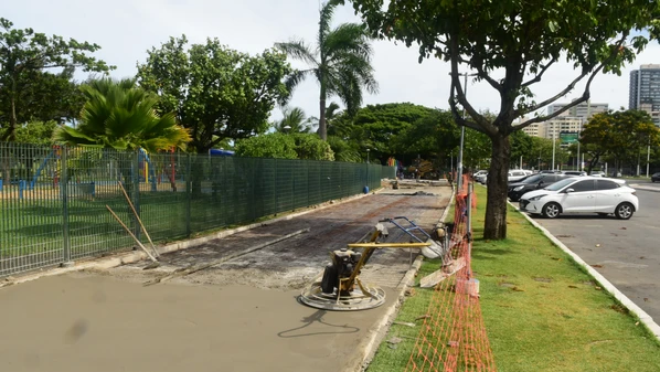 A ideia é que a infraestrutura atual, composta por pedras portuguesas, dê lugar a uma pista para quem está de bike e amplie o espaço para pedestres