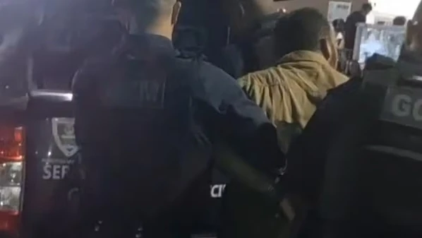 Testemunhas contaram que depois de ser contido, o suspeito fez ameaças ao padre, gritando que voltaria para matá-lo