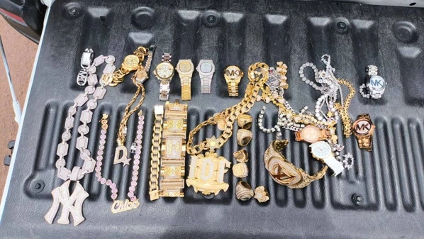 A mulher, três filhos e um sobrinho de Peixão foram abordados na BR-262, após acionamento da Polícia Civil pedindo que verificassem dois carros que seguiam com destino a Corumbá