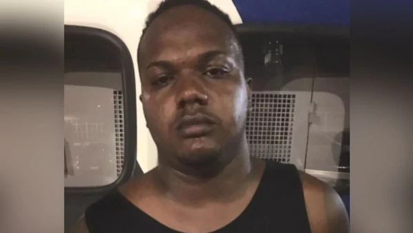 Matheus da Silva de Almeida, conhecido como "Mateusão", estava com um mandado de prisão em aberto por roubo