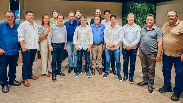 Prefeitos e vice-prefeitos assinaram cartas de desfiliação após posarem para foto ao lado do ex-presidente estadual da sigla, Vandinho Leite