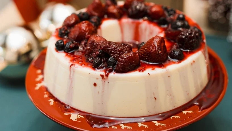 Pudim de chocolate branco com frutas vermelhas da Alê do Pudim