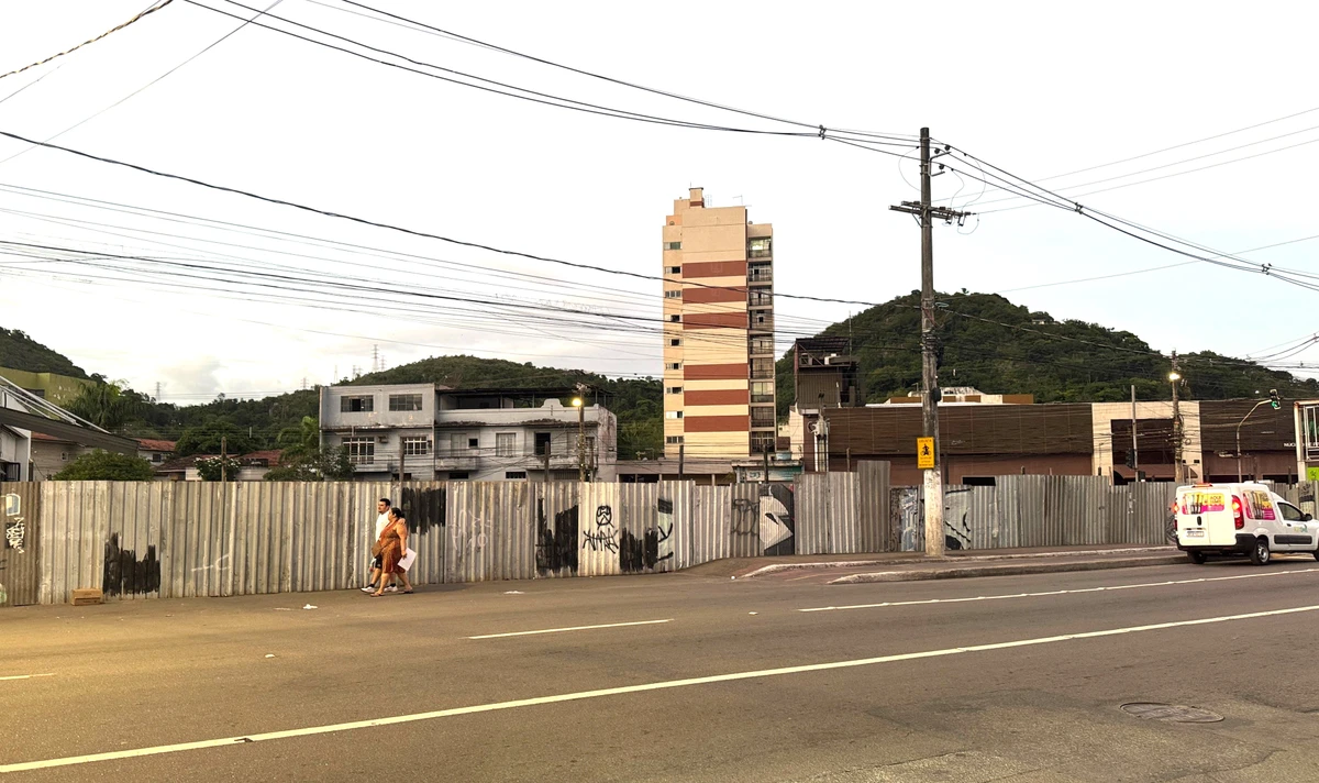 A área do posto de combustível, na entrada do Centro de Vila Velha, está cercada por tapumes 