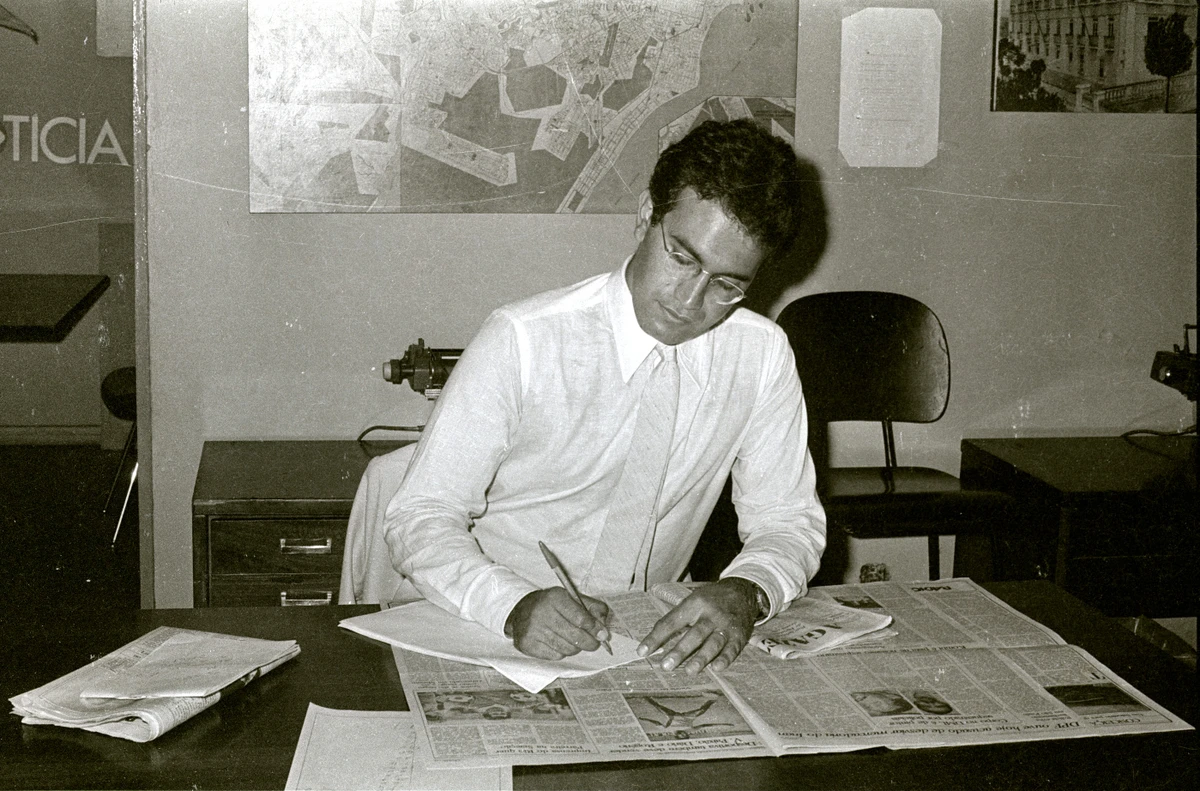 Abdo Chequer repassando as notícias dos jornais, em 1983 por Gildo Loyola