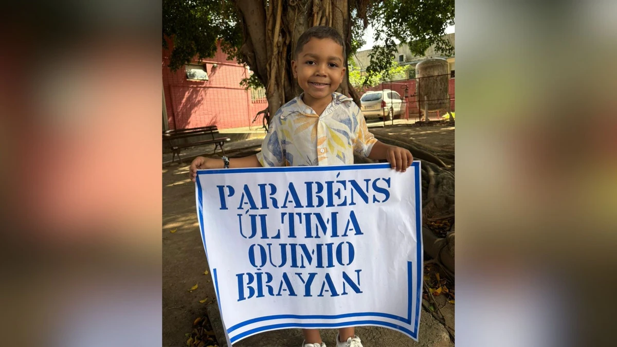 Brayan Rodrigues Sousa, de 5 anos, comemorando última sessão de quimio
