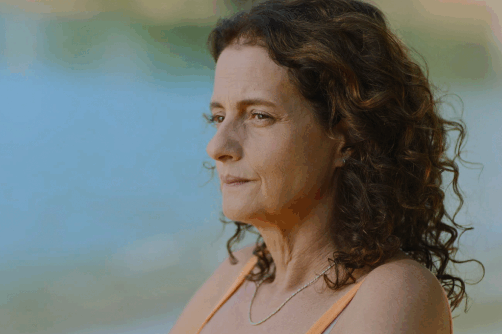 “Livros Restantes” mostra uma mulher que devolve livros aos antigos donos antes de se mudar para Portugal (Imagem: Reprodução digital | H2O Films)