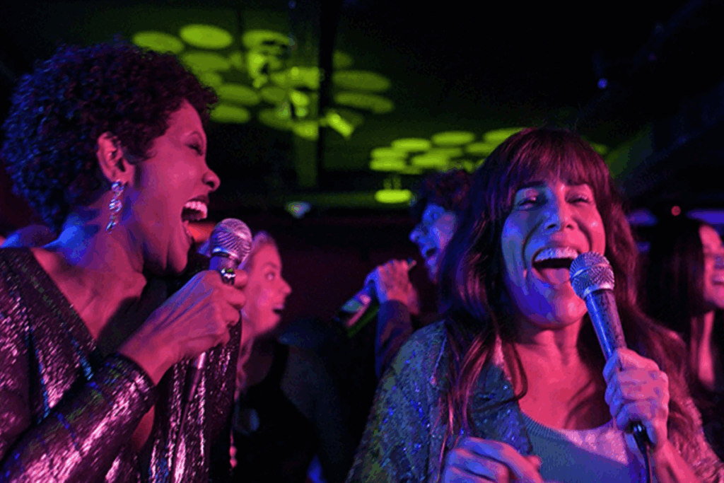 “Sexa” conta a história de uma mulher de 60 anos que se apaixona por um homem 25 anos mais jovem (Imagem: Reprodução digital | Elo Studios)