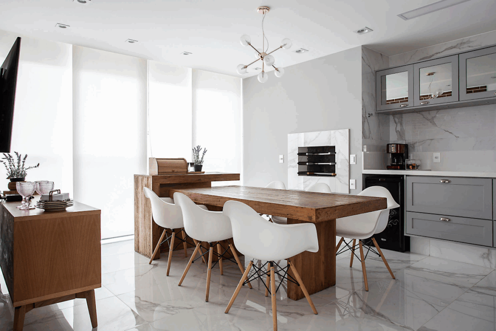 A cor funciona também em revestimentos e cria continuidade visual (Projeto: Camila Palladino | Imagem: Rogério Cajui)