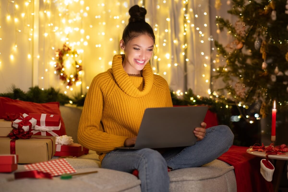 É importante se proteger de golpes digitais durante as compras de fim de ano (Imagem: fast-stock | Shutterstock)