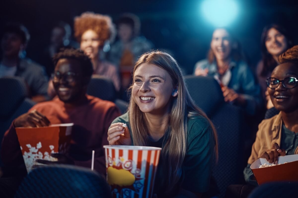 Estreias nacionais e internacionais dominam os cinemas nesta semana com narrativas emocionantes e envolventes (Imagem: Drazen Zigic | Shutterstock)
