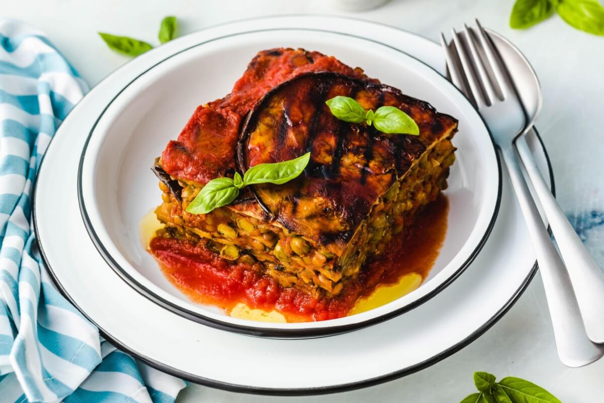 Lasanha de berinjela com lentilha (Imagem: IriGri | Shutterstock)