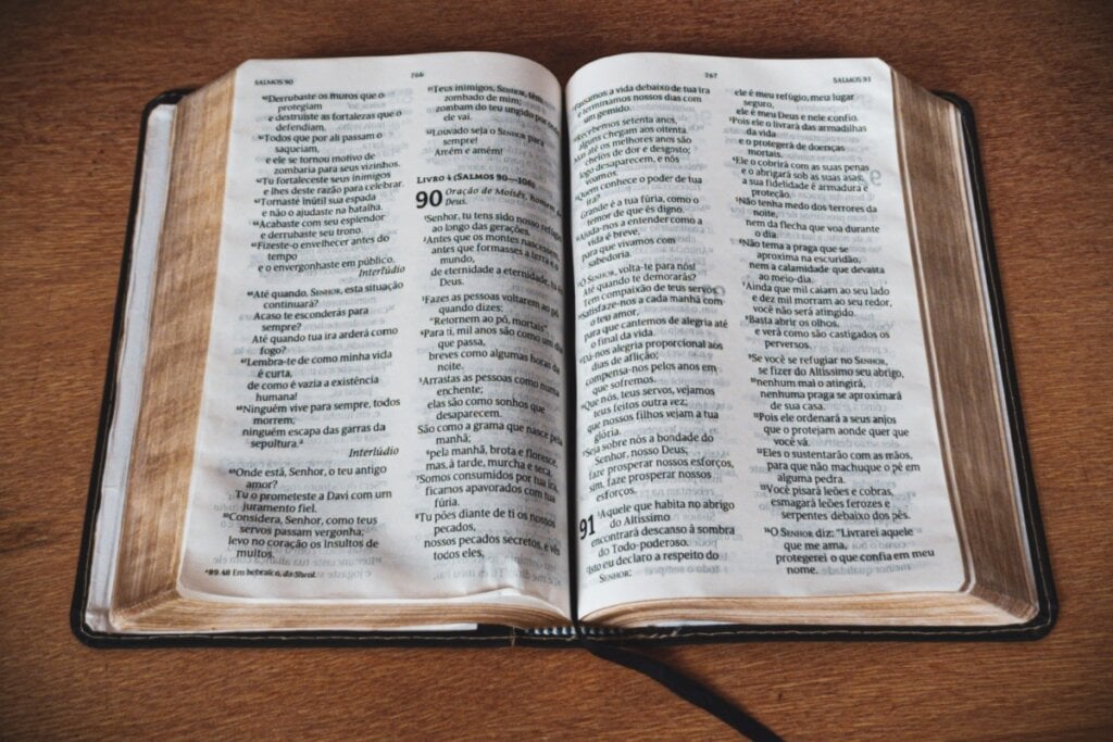 Ler e fazer uma reflexão sobre o Salmo 90 é uma das formas de os capricornianos se conectarem com o anjo Cassiel (Imagem: Victor Araujo Smera | Shutterstock)