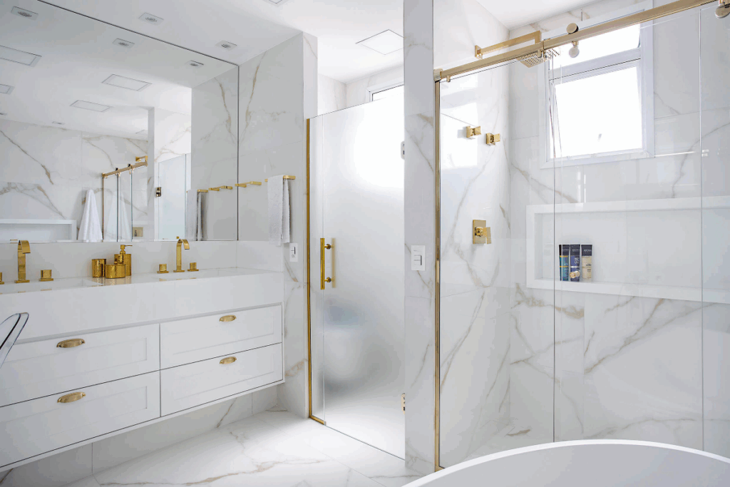 No banheiro, o branco pode ser usado como o protagonista do ambiente (Projeto: Camila Palladino | Imagem: Rogério Cajui)