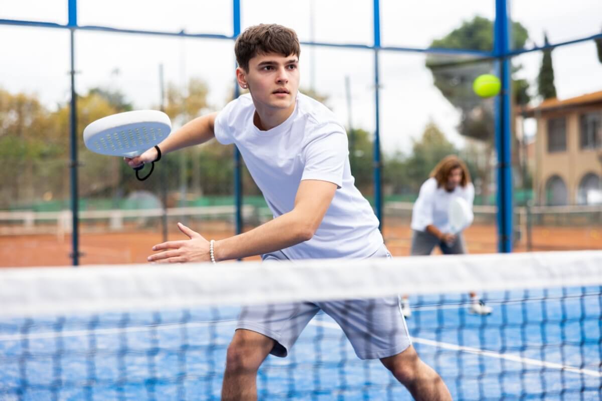 O esporte é uma ferramenta acessível e eficiente para fortalecer crianças e adolescentes (Imagem: BearFotos | Shutterstock)