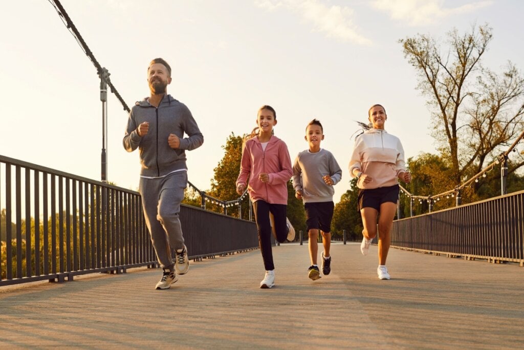 Pais e responsáveis devem priorizar a diversão e o aprendizado da criança na prática esportiva (Imagem: Studio Romantic | Shutterstock)