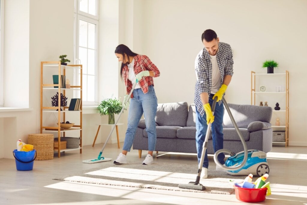 Para garantir que as energias estejam livres para circular, a faxina deve ser feita com atenção, passando por todos os cantos da casa (Imagem: Studio Romantic | Shutterstock)