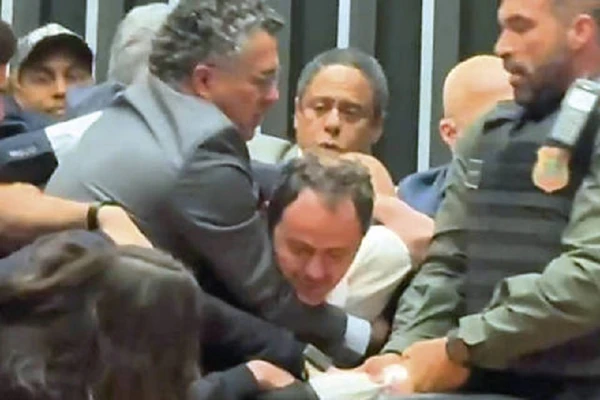 Glauber Braga é retirado à força após tentar ocupar cadeira de presidente da Câmara dos Deputados
